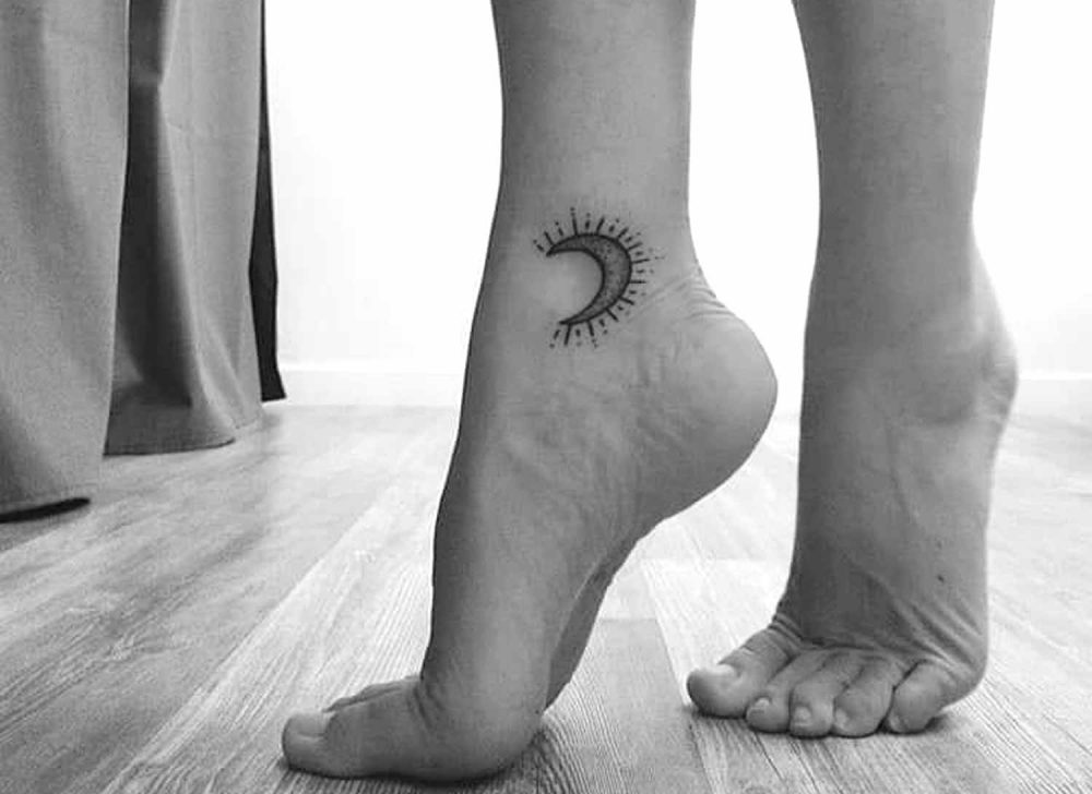 Indigenous Tattoo Lune Femme