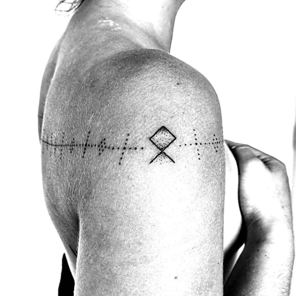 Tatouage Femme Runes