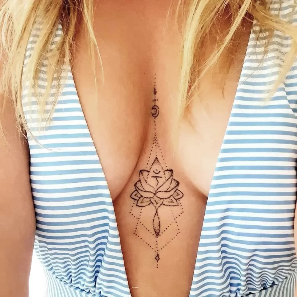 tatouage lotus spirituel féminin plexus énergie Tatouage lotus spirituel centré sur le plexus d'une femme, symbole d’équilibre intérieur
