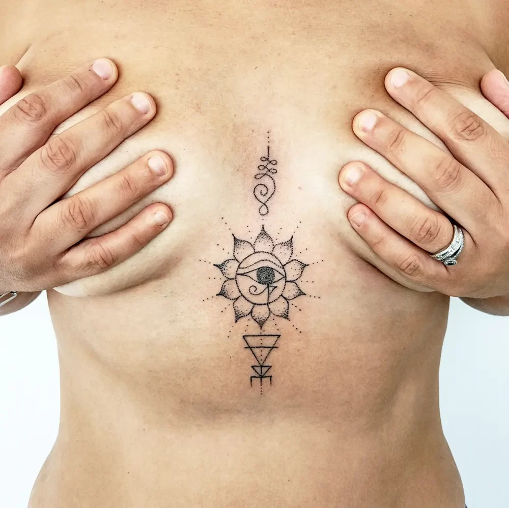 tatouage lotus plexus symboles spirituels energetiques Tatouage spirituel lotus sur le plexus avec symboles énergétiques féminins