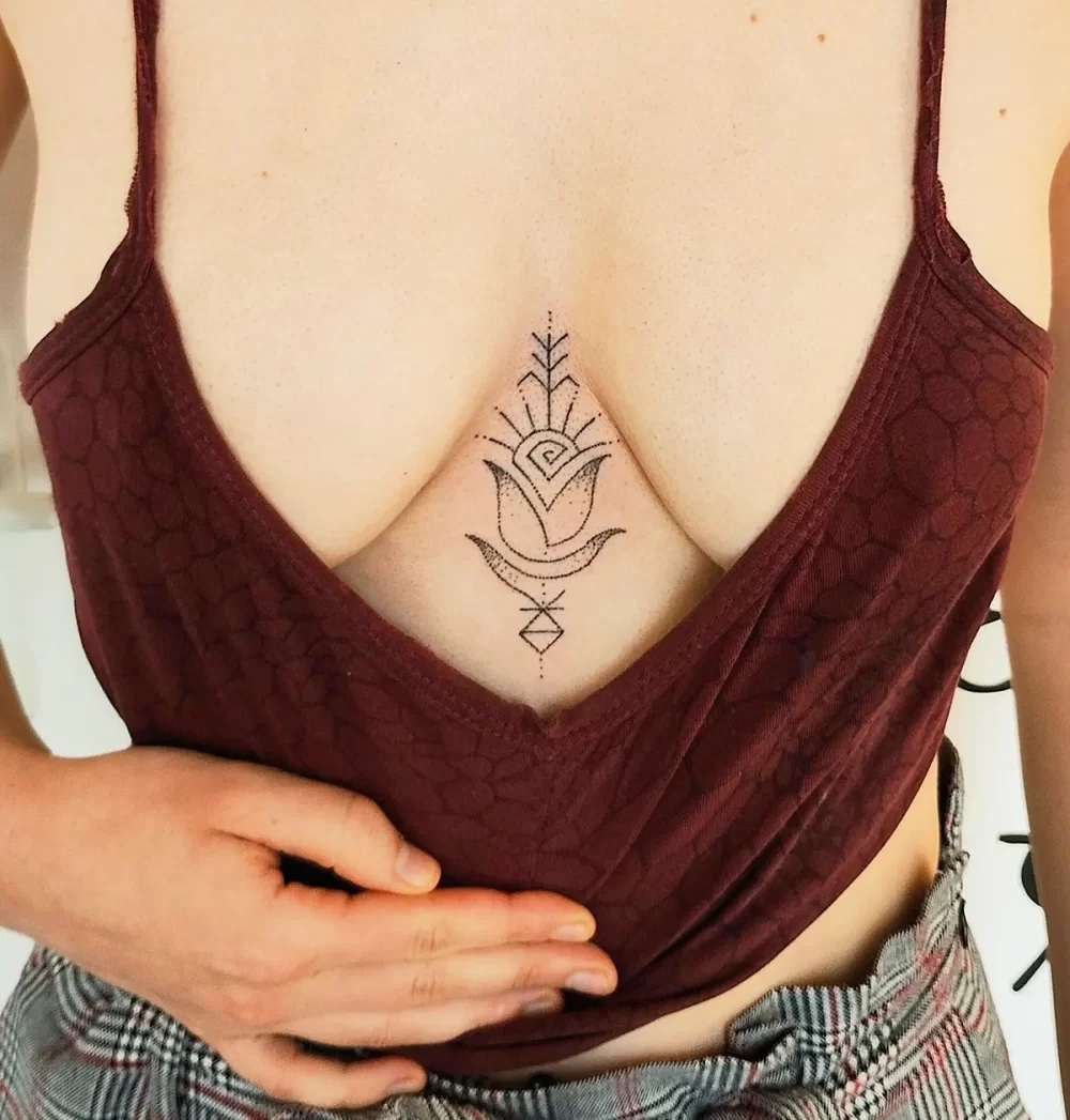Tatouage énergétique féminin – symbole sacré pour l’ancrage et la transformation Tatouage spirituel et énergétique féminin réalisé à la main, symbole de transformation intérieure
