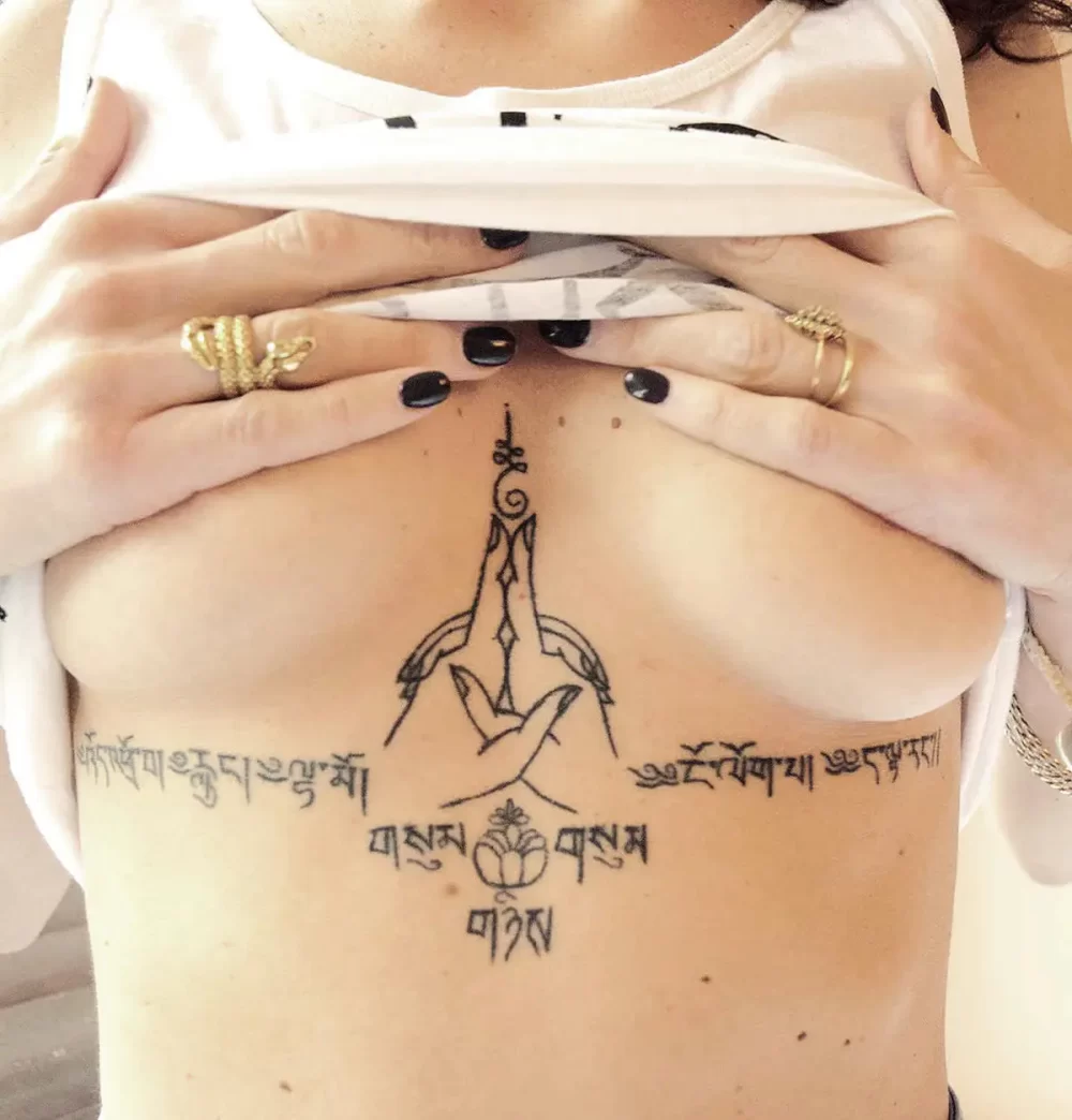 tatouage spirituel femme mudra mantra tibetain handpoke Tatouage spirituel féminin en mudra et mantras tibétains réalisé à la main