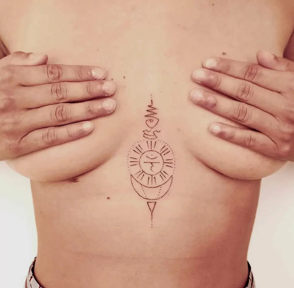 tatouage spirituel soleil lune sternum femme Tattoo femme au sternum avec symboles du soleil et de la lune
