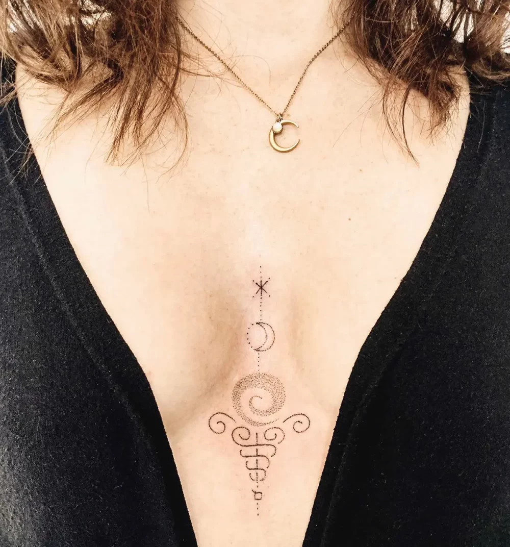 tatouage spirituel femme symbole celeste lune etoile handpoke Tatouage spirituel féminin avec symboles célestes, lune et étoile