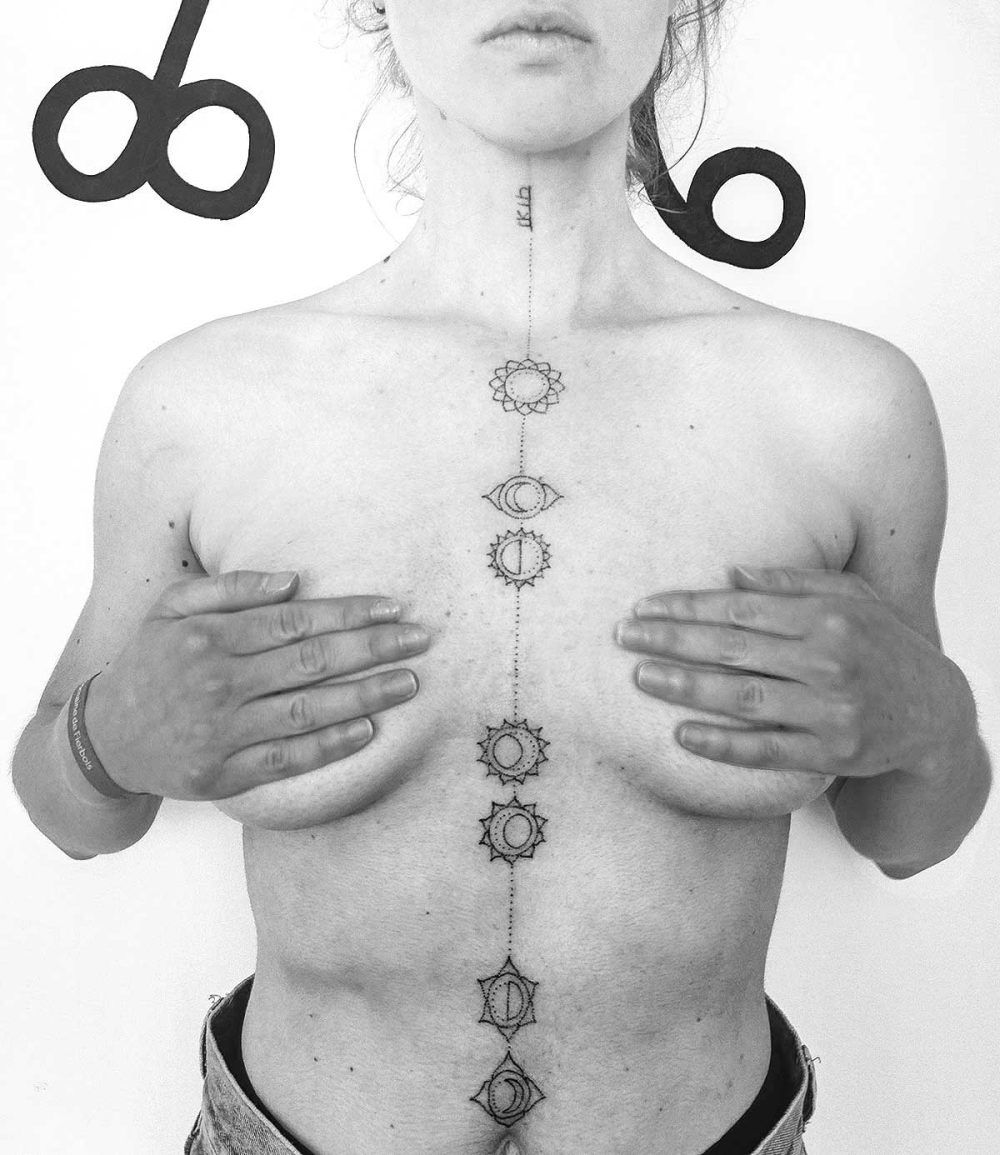 tatouage chakras spirituel femme handpoke alignement énergie Chakra Tattoo Femme