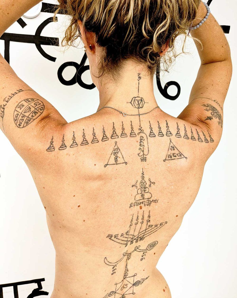 tatouage lotus spirituel féminin plexus énergie Tatouage spirituel dos complet – yantra et compositions sacrées réalisés à la main, handpoke, Indigenous Tattoo Bayonne