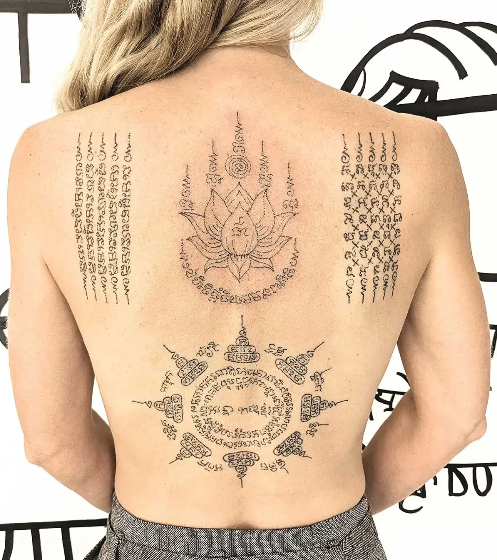 Tatouage thaïlandais Sak Yant dos complet fleur de lotus handpoke Bayonne