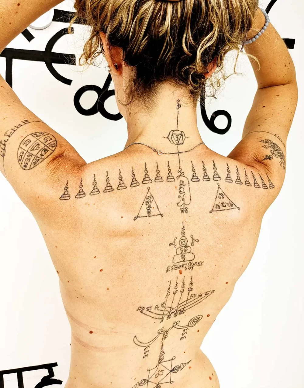 Tatouage thaïlandais Sak Yant dos complet handpoke Bayonne