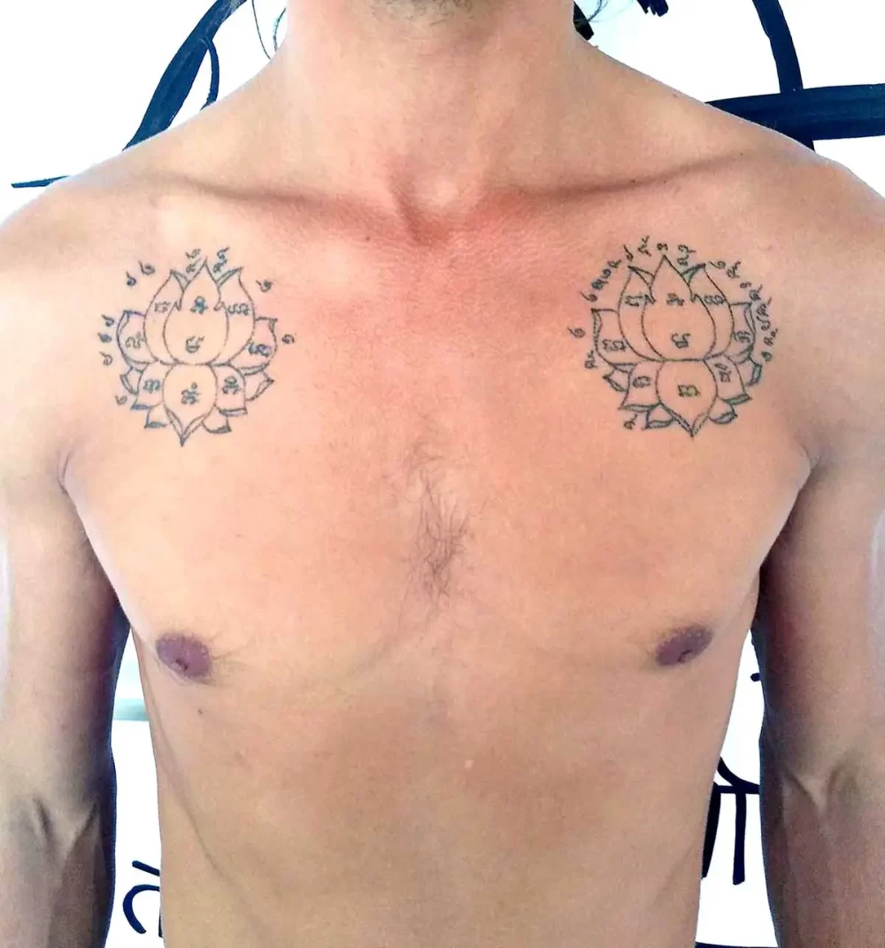 Motif du lotus, écriture khom sacrée, réalisé au handpoke
