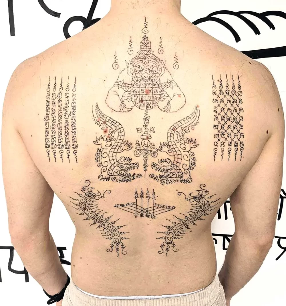 Tatouage thaïlandais Sak Yant Rahu dos complet handpoke Bayonne