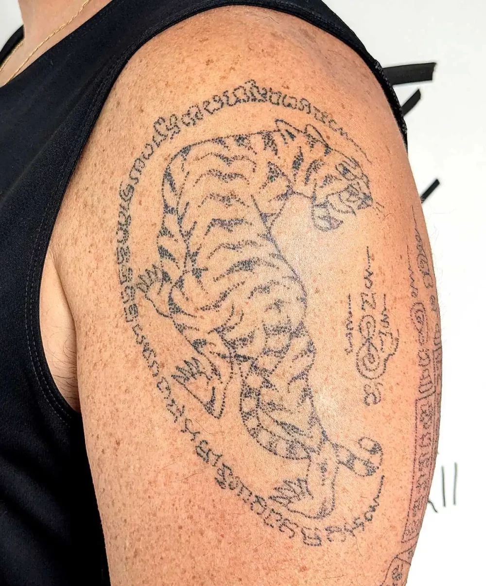 Suea Hiaw Lang, motif du tigre, écriture khom sacrée, réalisé au handpoke
